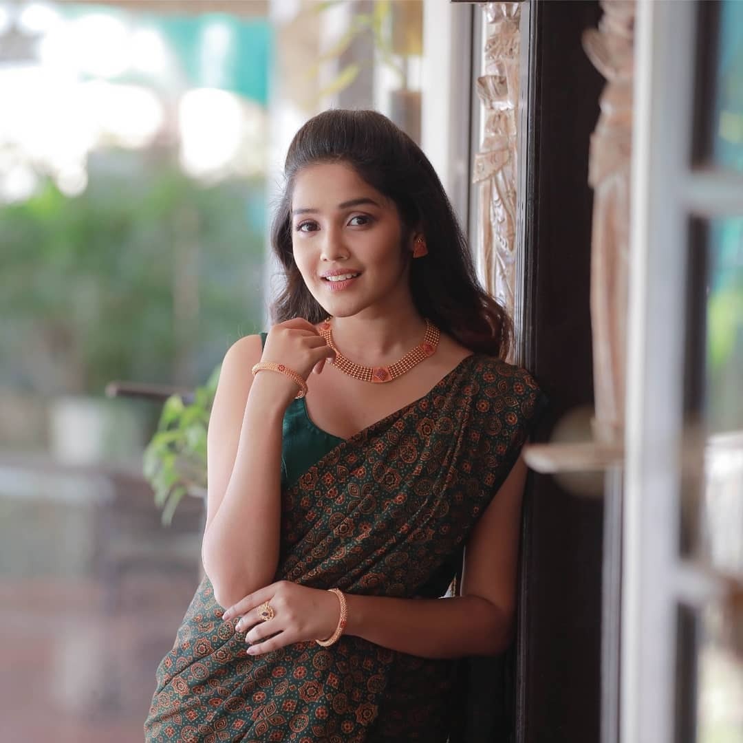 പുതിയ ലുക്കിലും ആരാധകരെ അമ്പരപ്പിച്ച് നടി അനിക... വൈറൽ ചിത്രങ്ങൾ