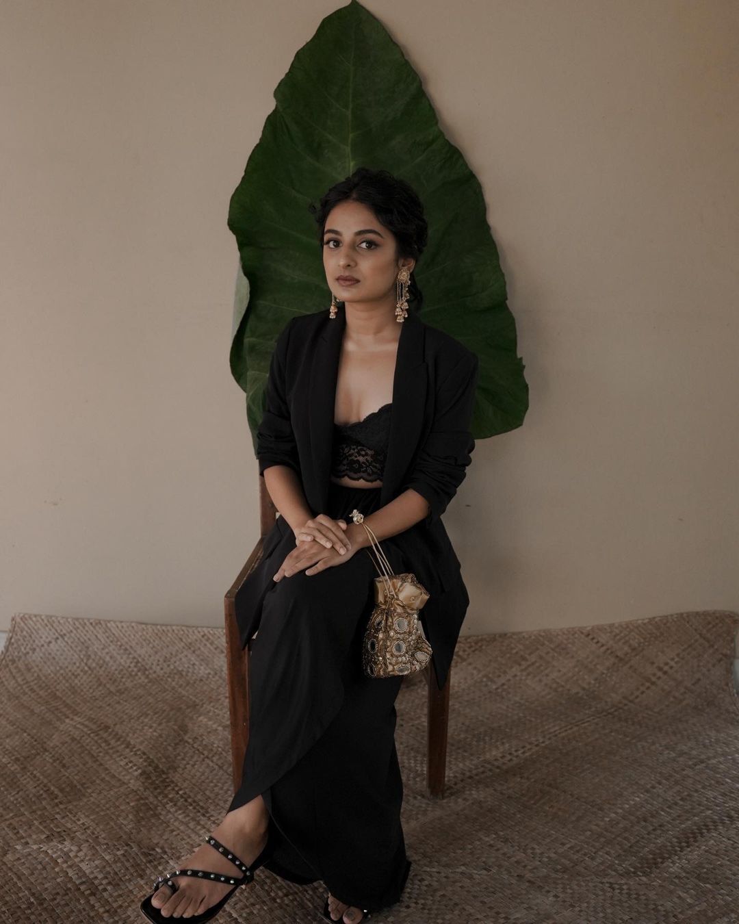 പുല്‍തകിടില്‍ മാലാഖയെ പോലെ സുന്ദരിയായി നടി എസ്തര്‍ അനില്‍; ഗ്ലാമറസ് ഫോട്ടോഷൂട്ട് വൈറല്‍