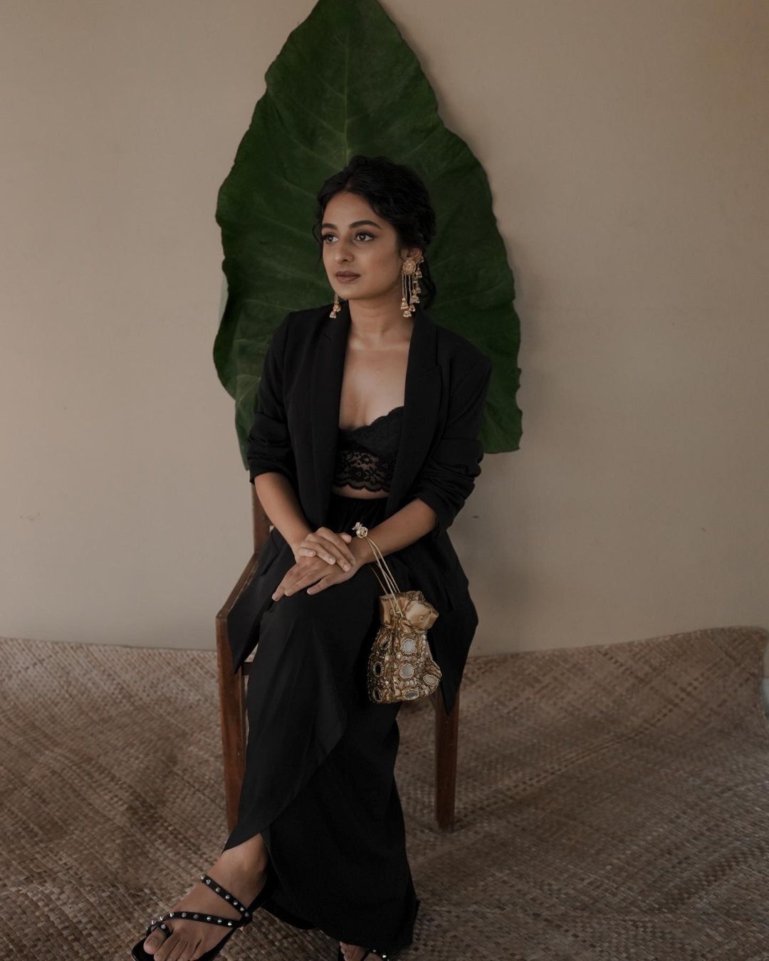 പുല്‍തകിടില്‍ മാലാഖയെ പോലെ സുന്ദരിയായി നടി എസ്തര്‍ അനില്‍; ഗ്ലാമറസ് ഫോട്ടോഷൂട്ട് വൈറല്‍