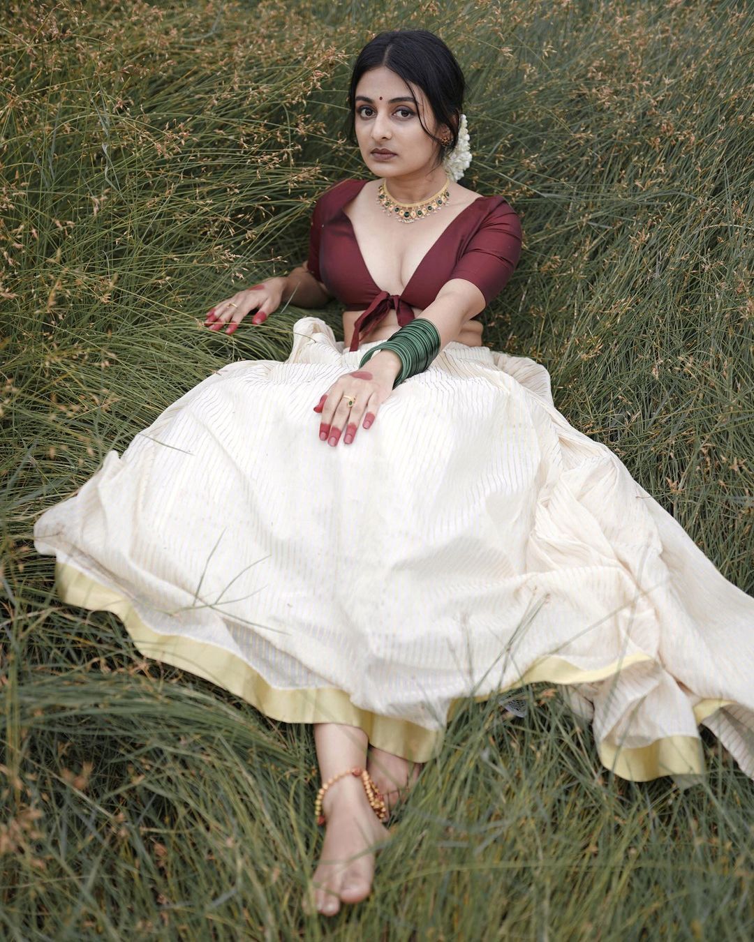 പുല്‍തകിടില്‍ മാലാഖയെ പോലെ സുന്ദരിയായി നടി എസ്തര്‍ അനില്‍; ഗ്ലാമറസ് ഫോട്ടോഷൂട്ട് വൈറല്‍