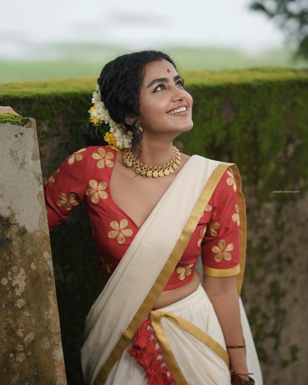 ഓണം ലുക്കില്‍ തിളങ്ങി അനുപമ പരമേശ്വരന്‍; വൈറൽ ഫോട്ടോഷൂട്ട് കാണാം