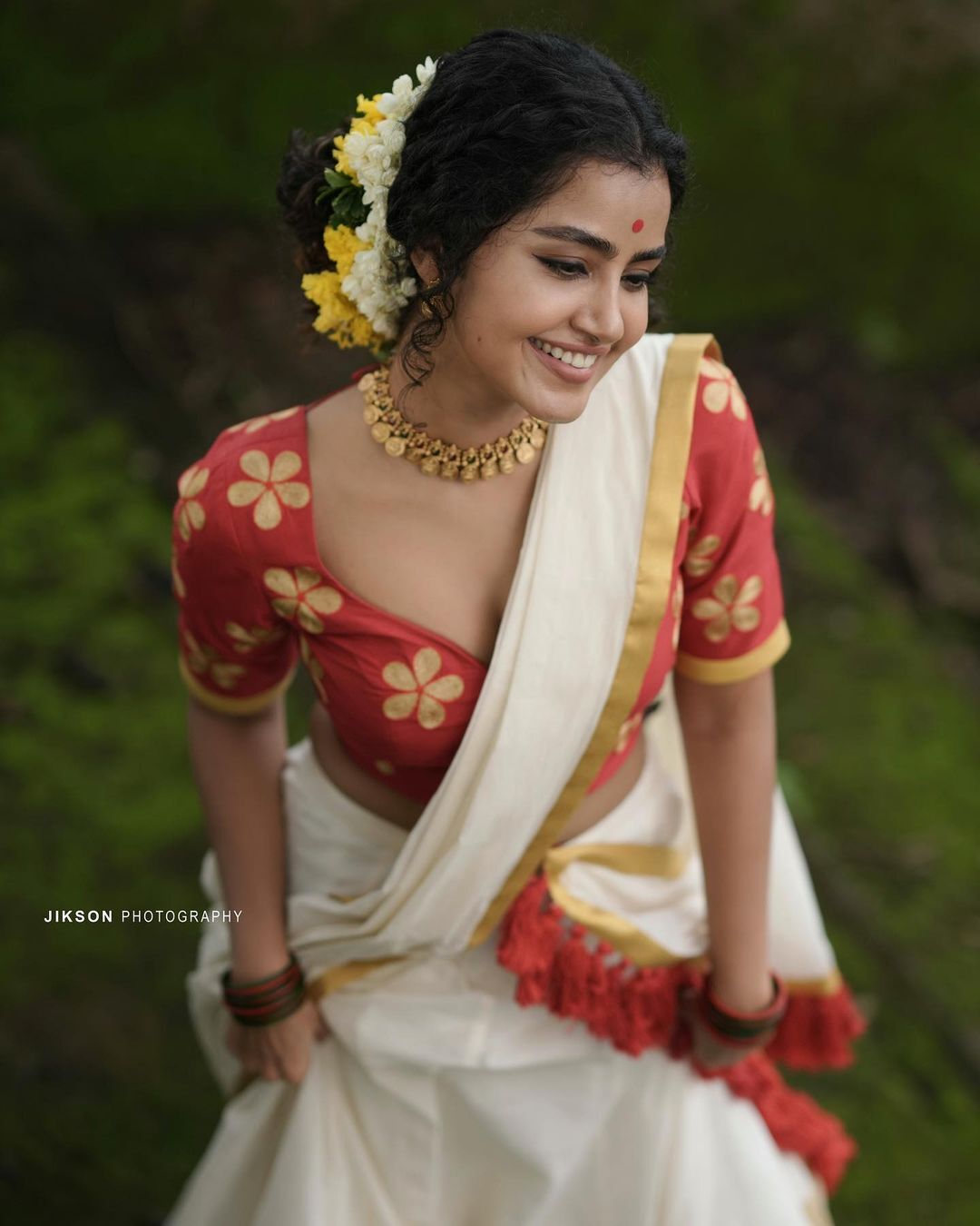 ഓണം ലുക്കില്‍ തിളങ്ങി അനുപമ പരമേശ്വരന്‍; വൈറൽ ഫോട്ടോഷൂട്ട് കാണാം