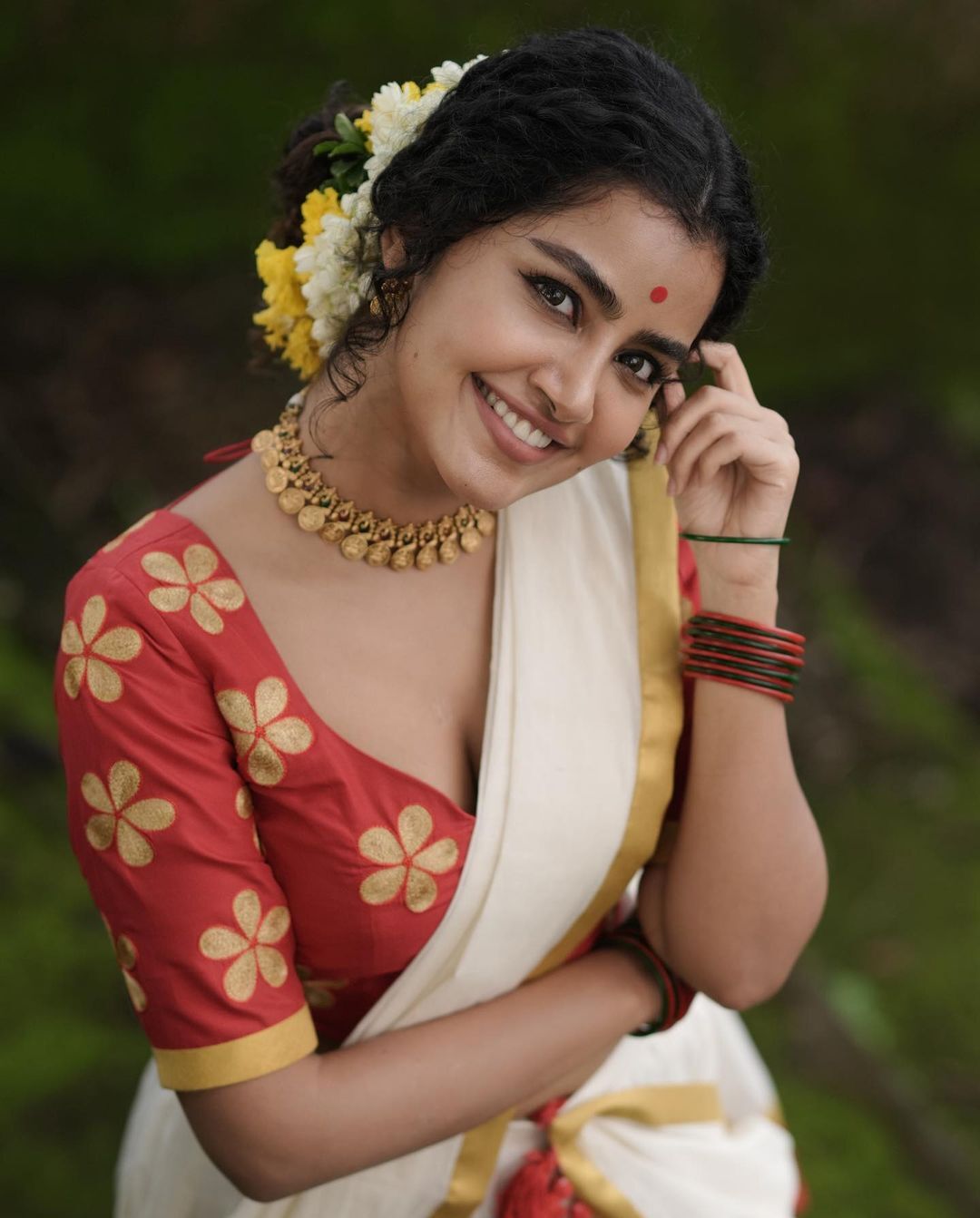 ഓണം ലുക്കില്‍ തിളങ്ങി അനുപമ പരമേശ്വരന്‍; വൈറൽ ഫോട്ടോഷൂട്ട് കാണാം