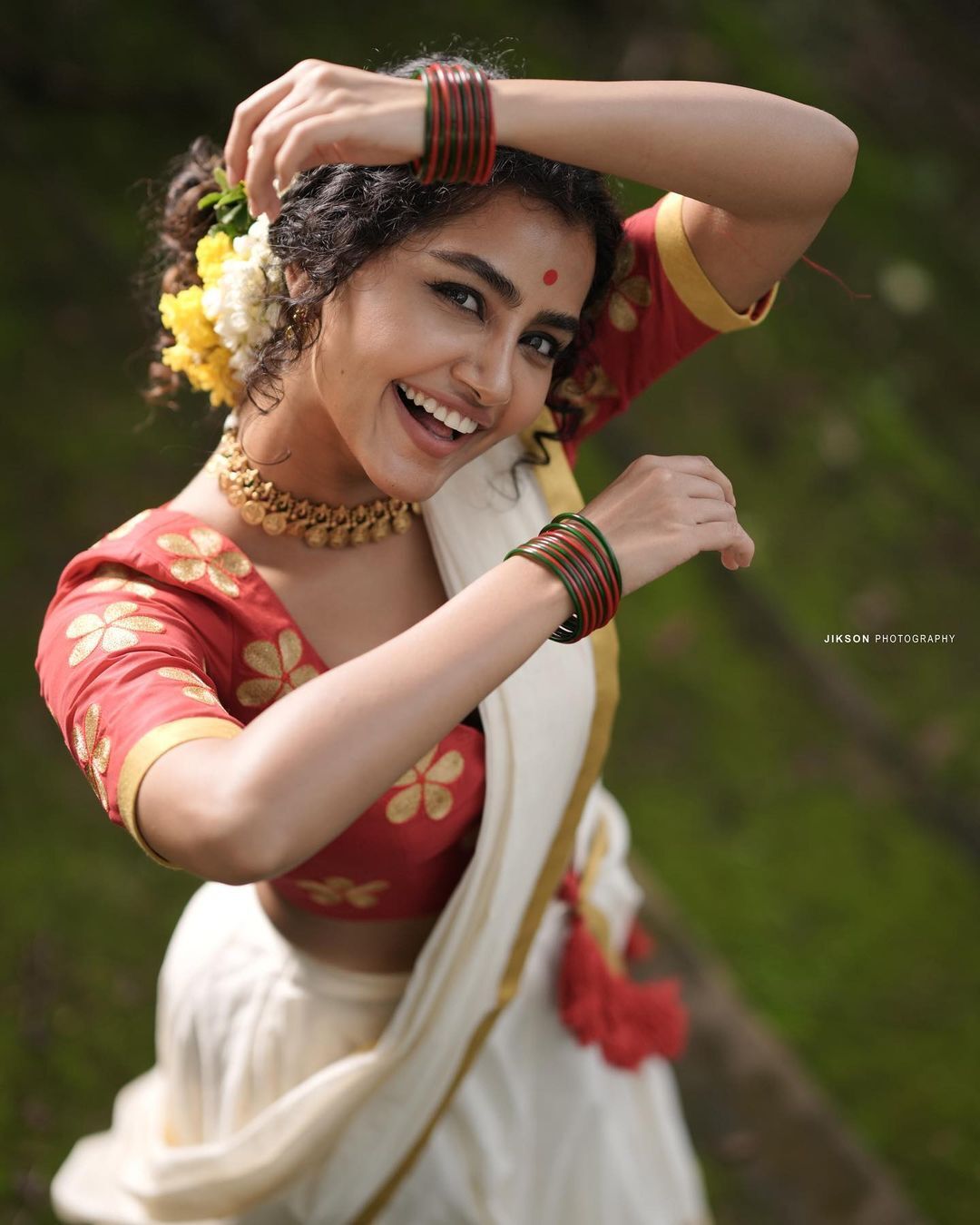 ഓണം ലുക്കില്‍ തിളങ്ങി അനുപമ പരമേശ്വരന്‍; വൈറൽ ഫോട്ടോഷൂട്ട് കാണാം