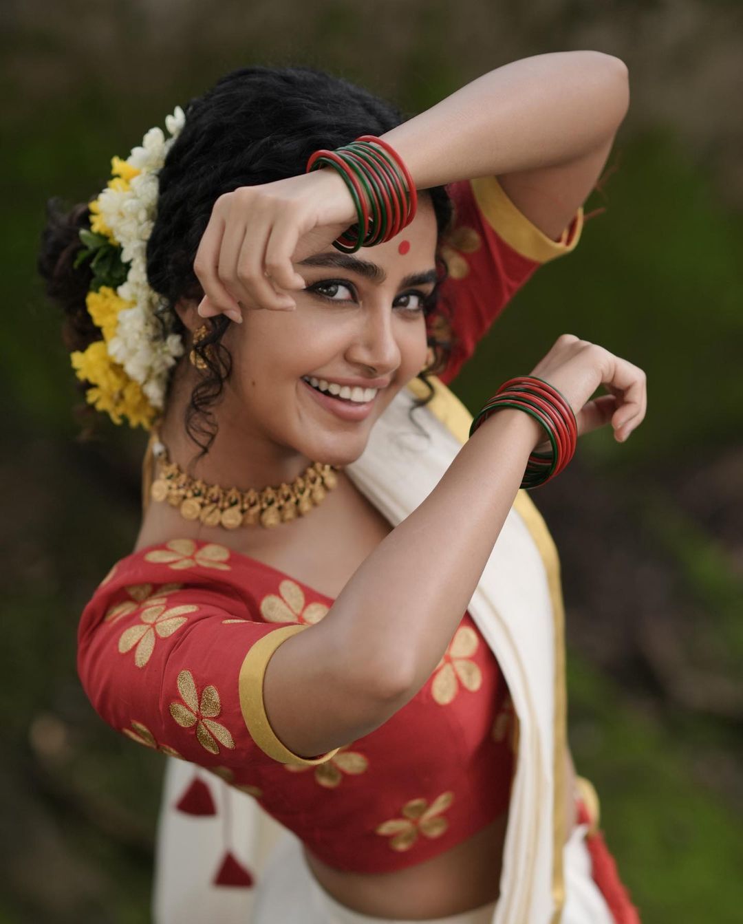 ഓണം ലുക്കില്‍ തിളങ്ങി അനുപമ പരമേശ്വരന്‍; വൈറൽ ഫോട്ടോഷൂട്ട് കാണാം