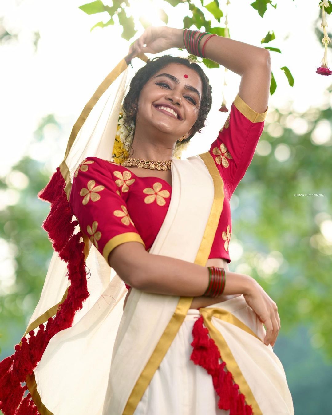 ഓണം ലുക്കില്‍ തിളങ്ങി അനുപമ പരമേശ്വരന്‍; വൈറൽ ഫോട്ടോഷൂട്ട് കാണാം