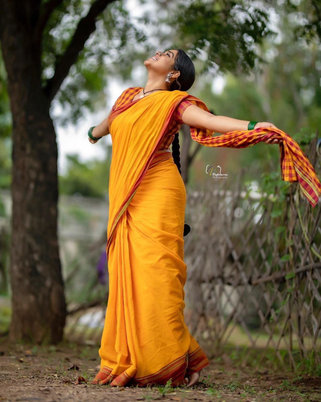 നാടൻ വേഷത്തിലും ഷംന പൊളി തന്നെ.. മഞ്ഞ സാരിയിൽ നാടൻ പെൺകൊടിയായി  നടി.. വൈറൽ ചിത്രങ്ങൾ