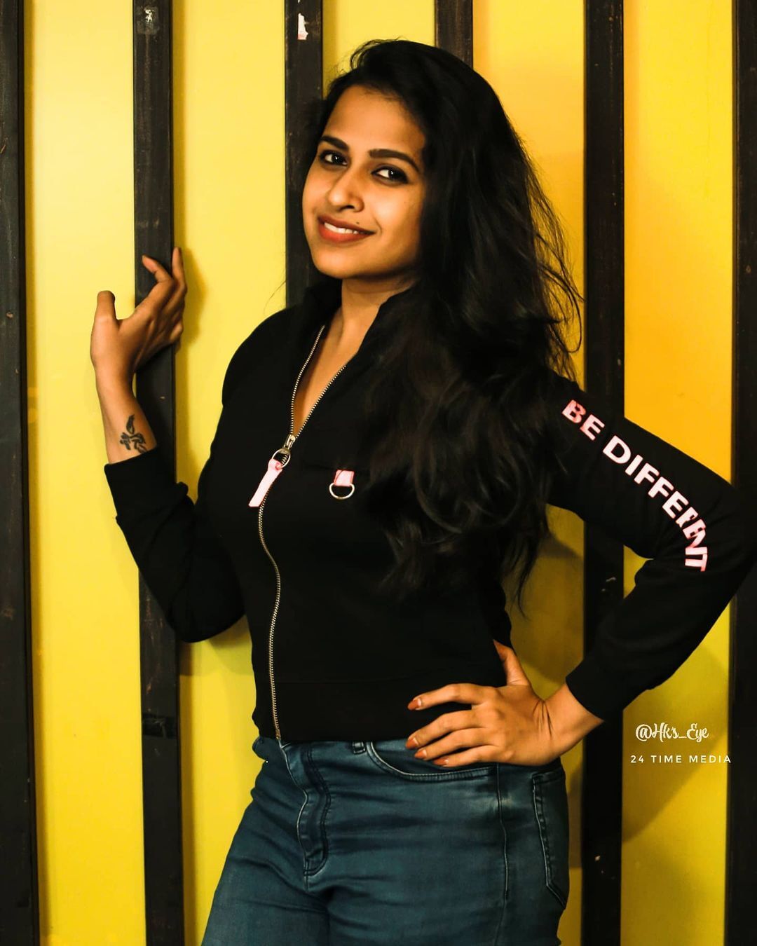 കിടിലം ഹോട്ട്  ലുക്കിൽ സാധിക, ഫോട്ടോ ഷൂട്ട് സോഷ്യൽ മീഡിയയിൽ ട്രെൻഡിങ്