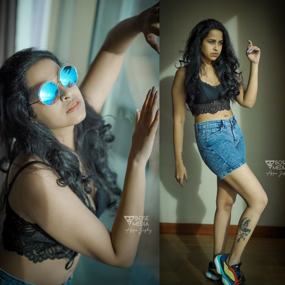 കിടിലം ഹോട്ട്  ലുക്കിൽ സാധിക, ഫോട്ടോ ഷൂട്ട് സോഷ്യൽ മീഡിയയിൽ ട്രെൻഡിങ്