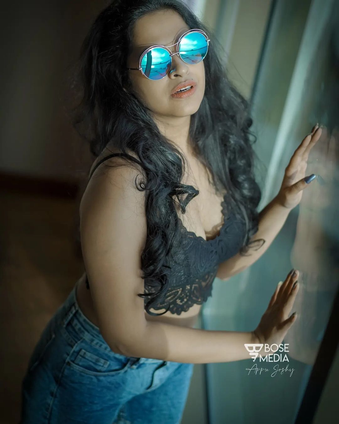 കിടിലം ഹോട്ട്  ലുക്കിൽ സാധിക, ഫോട്ടോ ഷൂട്ട് സോഷ്യൽ മീഡിയയിൽ ട്രെൻഡിങ്