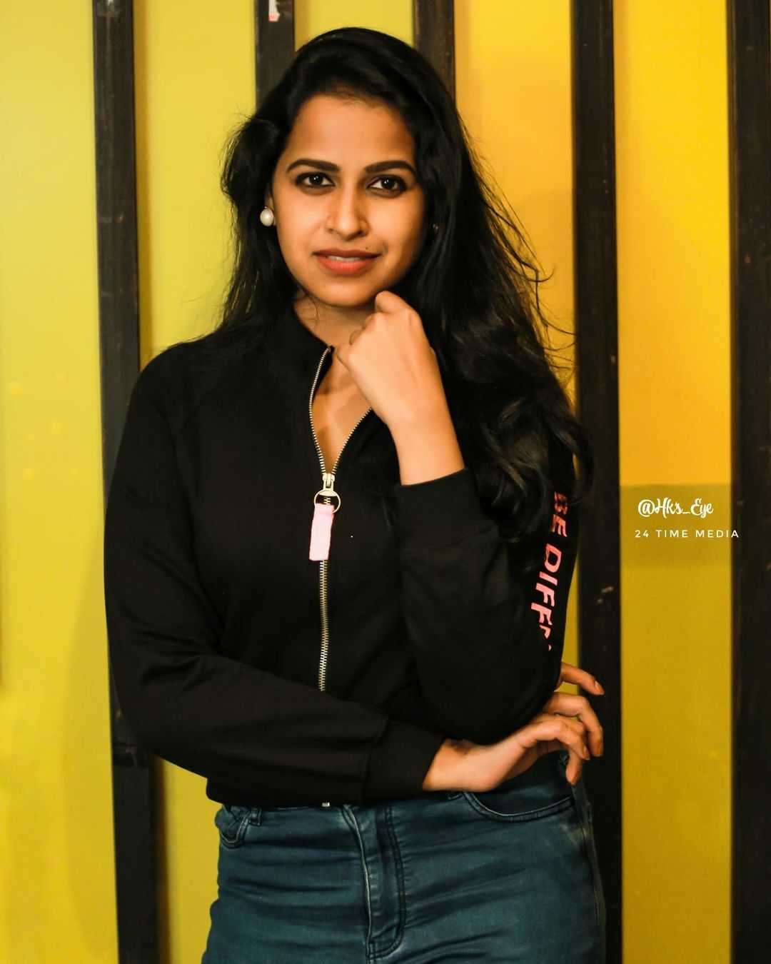 കിടിലം ഹോട്ട്  ലുക്കിൽ സാധിക, ഫോട്ടോ ഷൂട്ട് സോഷ്യൽ മീഡിയയിൽ ട്രെൻഡിങ്