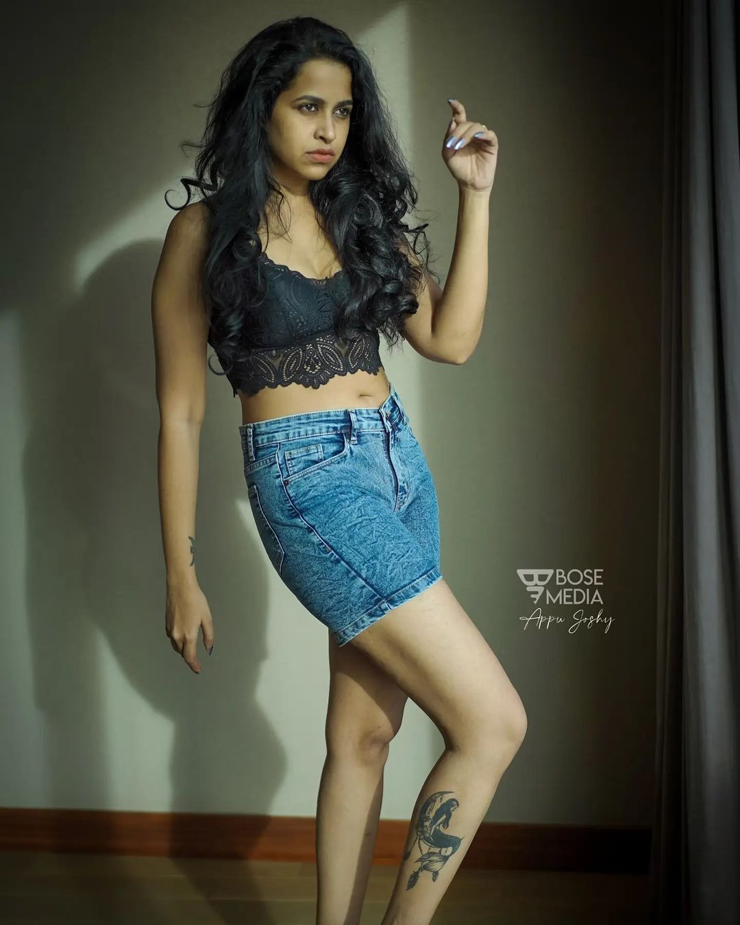 കിടിലം ഹോട്ട്  ലുക്കിൽ സാധിക, ഫോട്ടോ ഷൂട്ട് സോഷ്യൽ മീഡിയയിൽ ട്രെൻഡിങ്