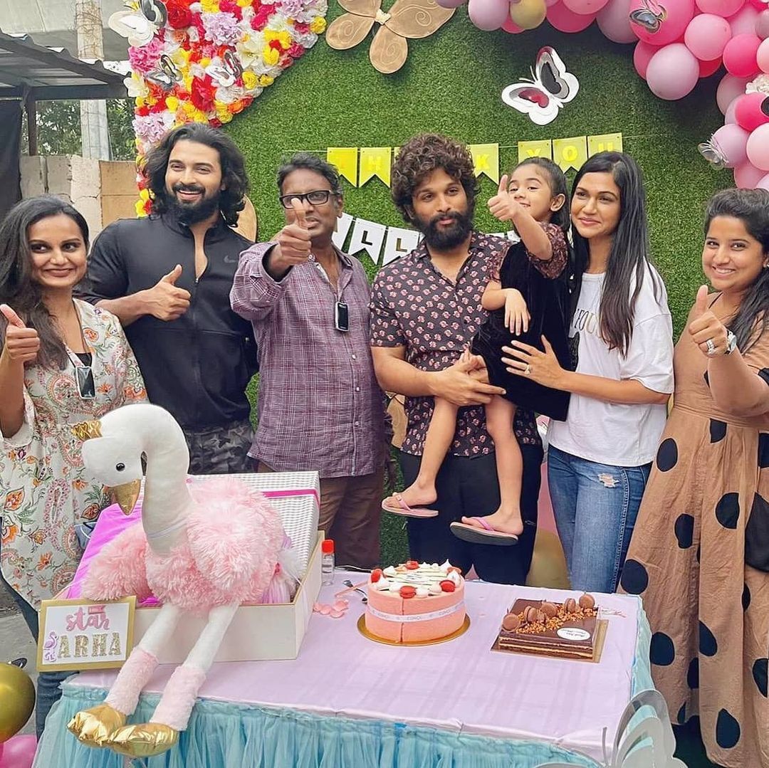 അല്ലു അർജുനും സാമന്തയ്ക്കുമൊപ്പം മലയാളി പ്രേക്ഷകരുടെ  സ്വന്തം സൂഫി,  ദേവ് മേഹന്റെ ചിത്രം വൈറലാകുന്നു