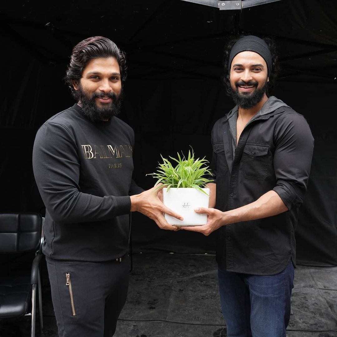 അല്ലു അർജുനും സാമന്തയ്ക്കുമൊപ്പം മലയാളി പ്രേക്ഷകരുടെ  സ്വന്തം സൂഫി,  ദേവ് മേഹന്റെ ചിത്രം വൈറലാകുന്നു
