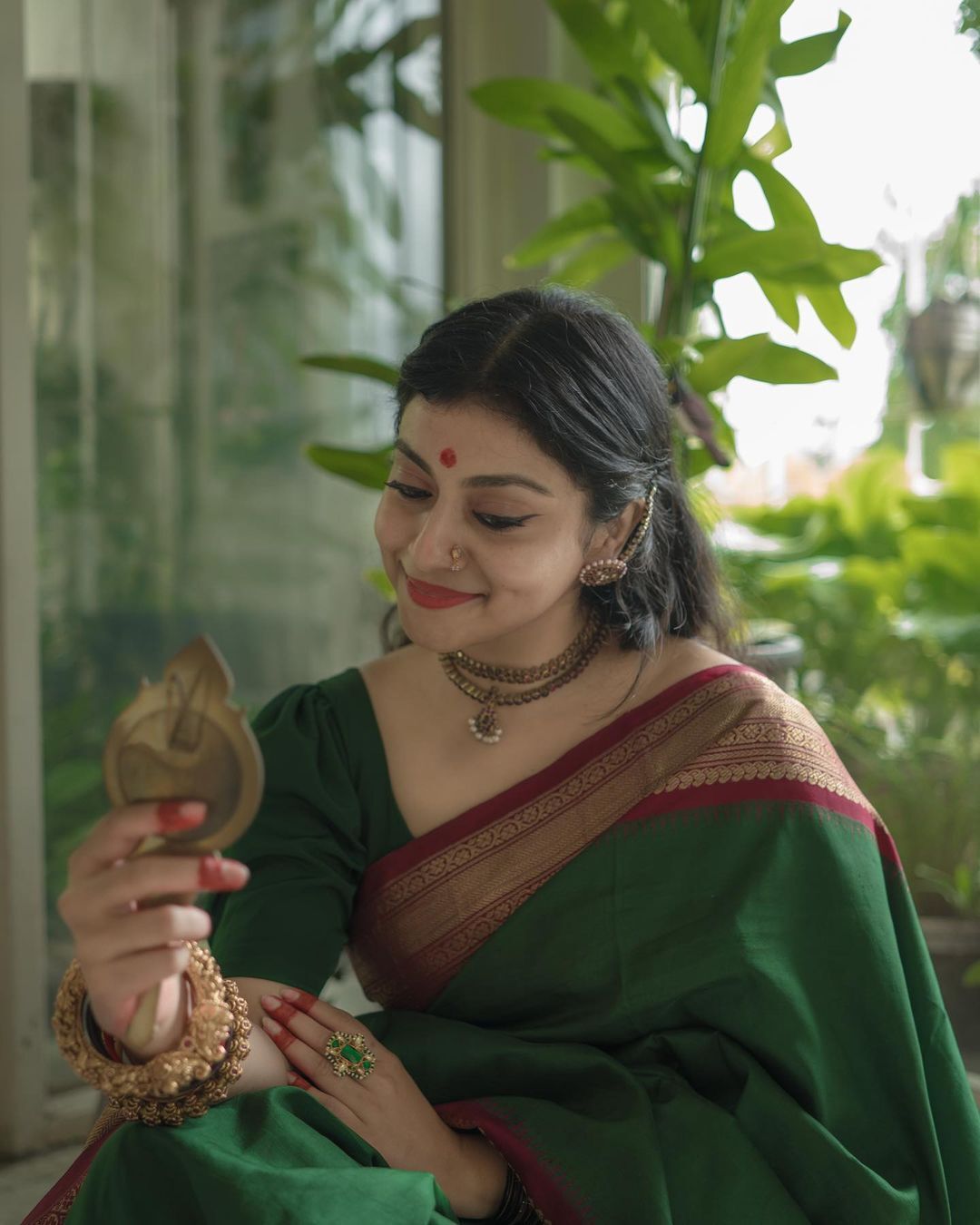 പുതു പുത്തന്‍ ലുക്കില്‍ തിളങ്ങി ശ്രുതി രാമചന്ദ്രന്‍; സുന്ദരിയായിട്ടുണ്ടെന്ന് ആരാധകര്‍ 