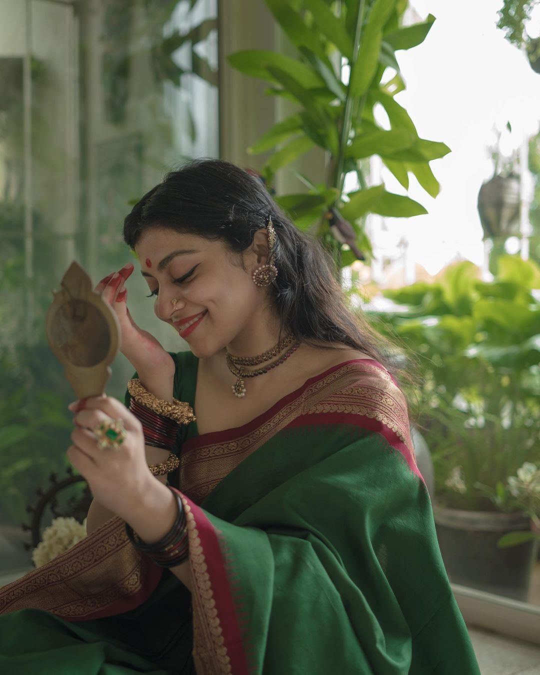പുതു പുത്തന്‍ ലുക്കില്‍ തിളങ്ങി ശ്രുതി രാമചന്ദ്രന്‍; സുന്ദരിയായിട്ടുണ്ടെന്ന് ആരാധകര്‍ 