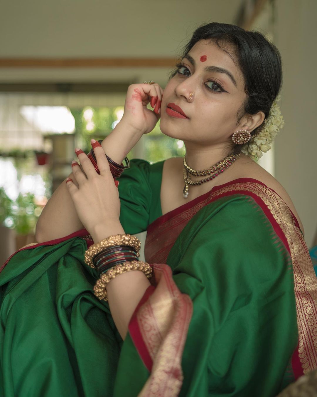 പുതു പുത്തന്‍ ലുക്കില്‍ തിളങ്ങി ശ്രുതി രാമചന്ദ്രന്‍; സുന്ദരിയായിട്ടുണ്ടെന്ന് ആരാധകര്‍ 