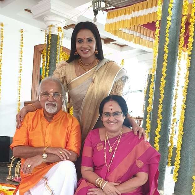 ഓണം പൊടിപൊടിച്ച് ടീം കുടുംബവിളക്ക്; വൈറലായി ആഘോഷ ചിത്രങ്ങള്‍