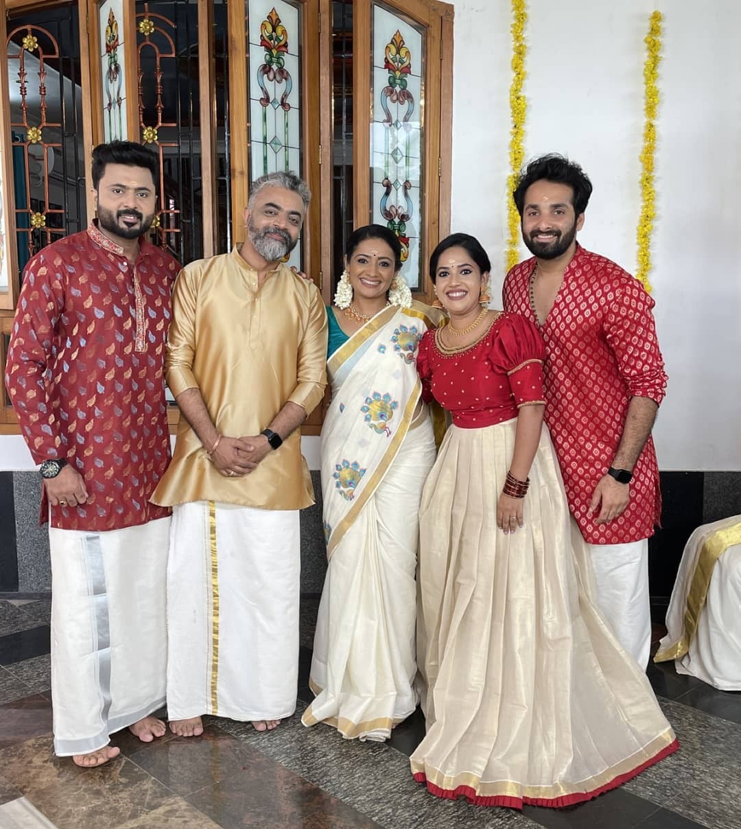 ഓണം പൊടിപൊടിച്ച് ടീം കുടുംബവിളക്ക്; വൈറലായി ആഘോഷ ചിത്രങ്ങള്‍