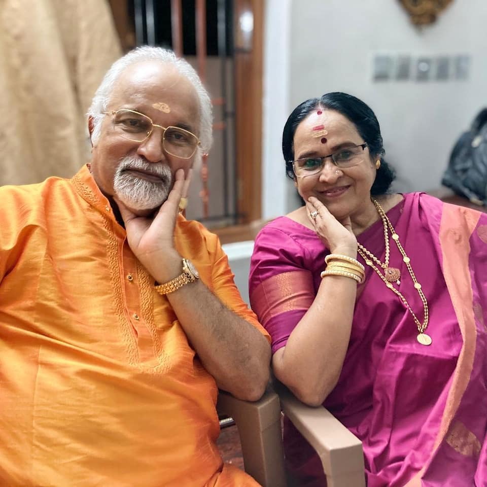 ഓണം പൊടിപൊടിച്ച് ടീം കുടുംബവിളക്ക്; വൈറലായി ആഘോഷ ചിത്രങ്ങള്‍