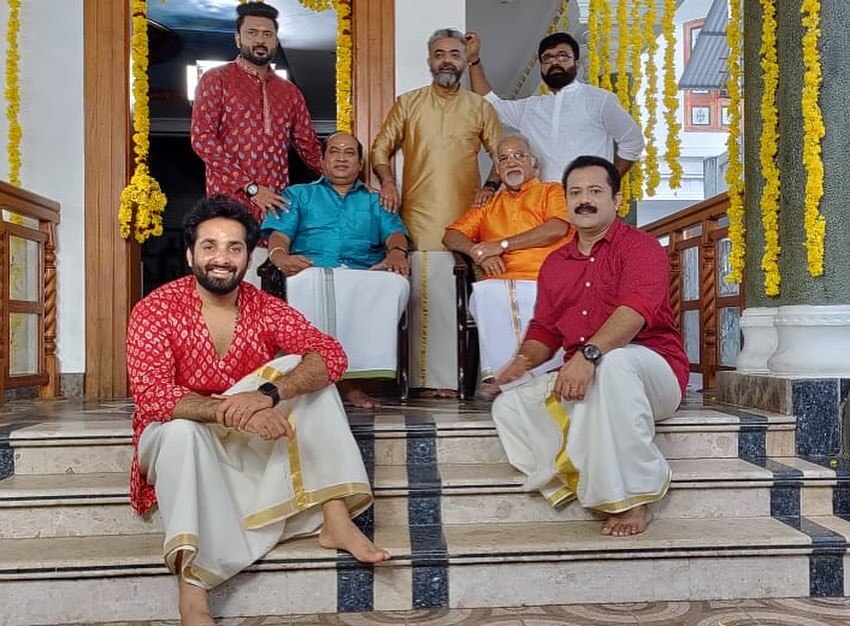 ഓണം പൊടിപൊടിച്ച് ടീം കുടുംബവിളക്ക്; വൈറലായി ആഘോഷ ചിത്രങ്ങള്‍