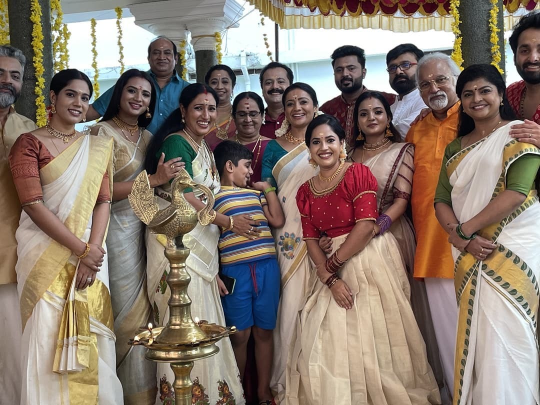 ഓണം പൊടിപൊടിച്ച് ടീം കുടുംബവിളക്ക്; വൈറലായി ആഘോഷ ചിത്രങ്ങള്‍