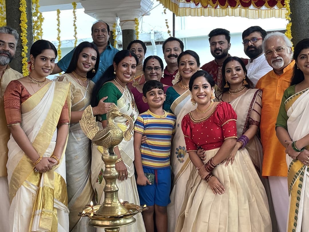 ഓണം പൊടിപൊടിച്ച് ടീം കുടുംബവിളക്ക്; വൈറലായി ആഘോഷ ചിത്രങ്ങള്‍