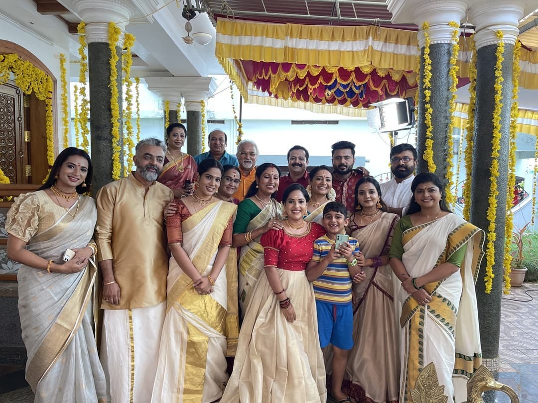 ഓണം പൊടിപൊടിച്ച് ടീം കുടുംബവിളക്ക്; വൈറലായി ആഘോഷ ചിത്രങ്ങള്‍