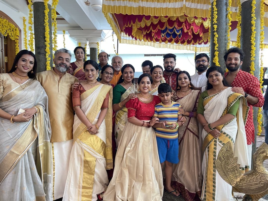 ഓണം പൊടിപൊടിച്ച് ടീം കുടുംബവിളക്ക്; വൈറലായി ആഘോഷ ചിത്രങ്ങള്‍