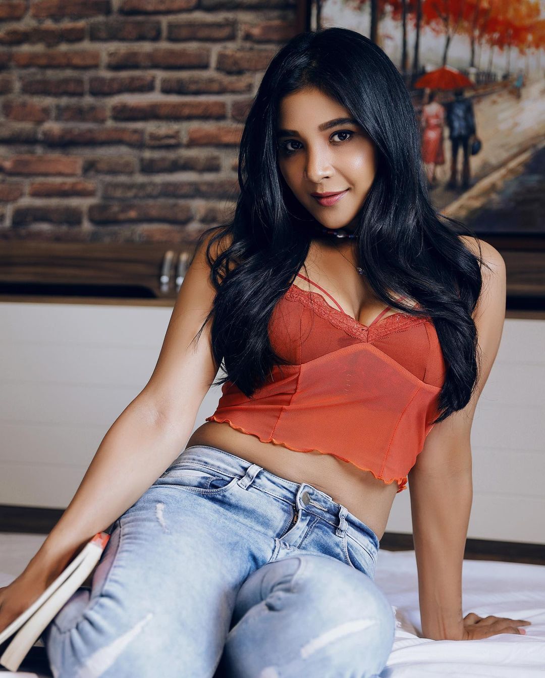 പുതു പുത്തൻ ഗെറ്റപ്പിൽ സാക്ഷി അഗർവാൾ, വൈറലായി  പുതിയ ഫോട്ടോഷൂട്ട്