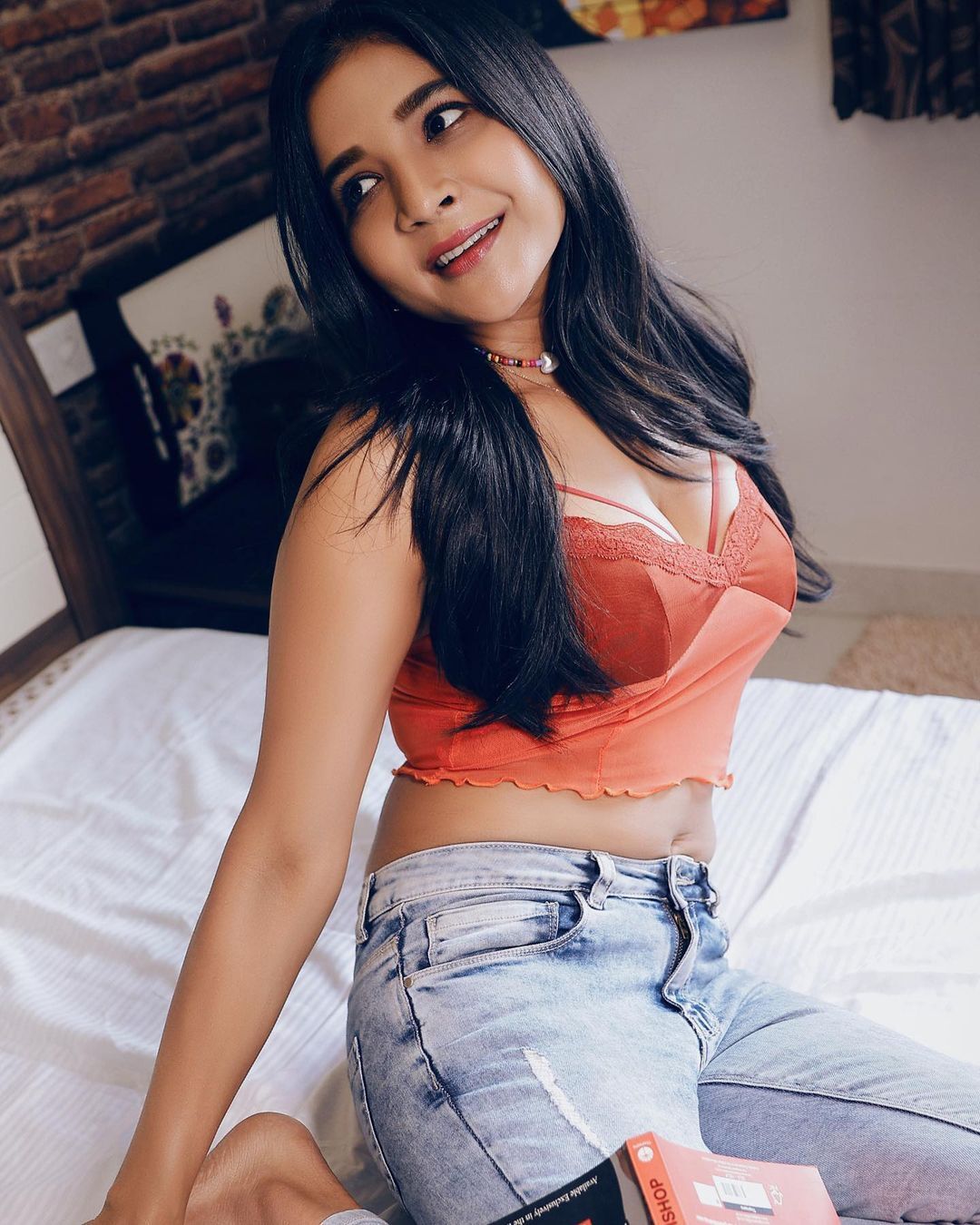 പുതു പുത്തൻ ഗെറ്റപ്പിൽ സാക്ഷി അഗർവാൾ, വൈറലായി  പുതിയ ഫോട്ടോഷൂട്ട്