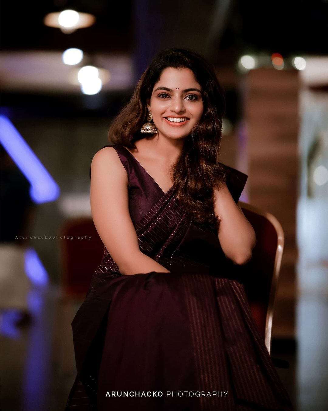 എന്തൊരു ചിരിയാണിത്!! സാരിയിൽ അതിസുന്ദരിയായി നടി നിഖില വിമൽ