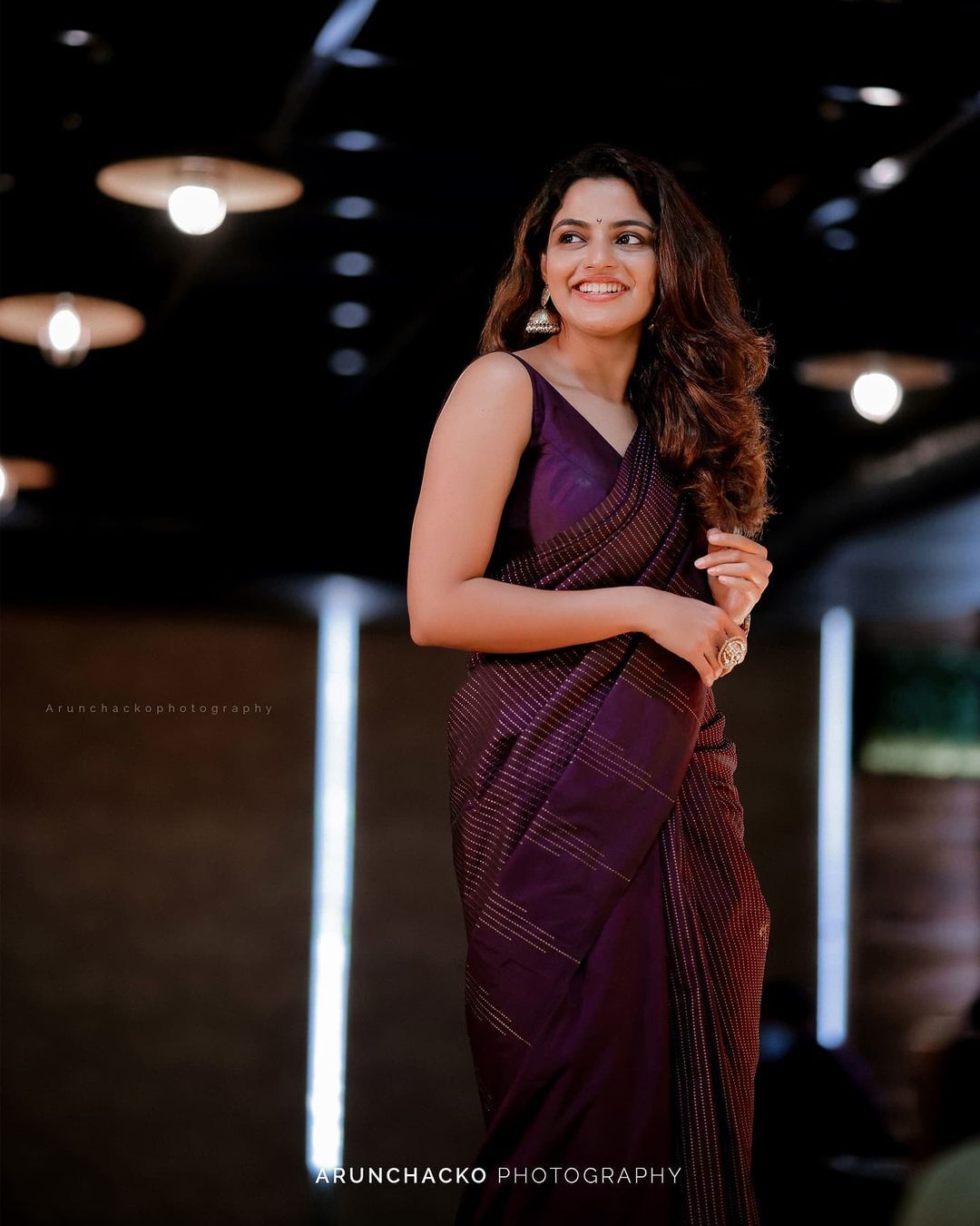 എന്തൊരു ചിരിയാണിത്!! സാരിയിൽ അതിസുന്ദരിയായി നടി നിഖില വിമൽ