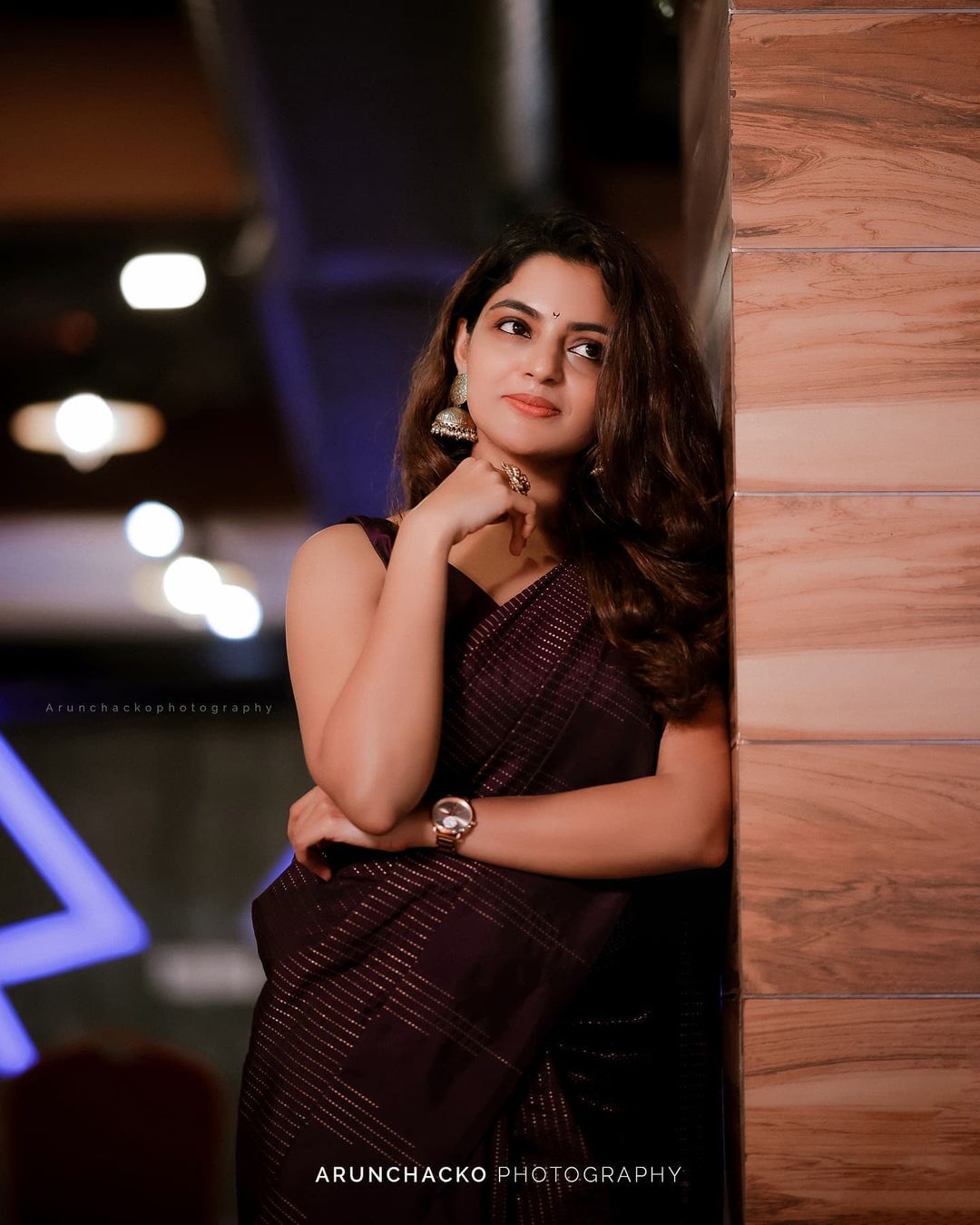 എന്തൊരു ചിരിയാണിത്!! സാരിയിൽ അതിസുന്ദരിയായി നടി നിഖില വിമൽ