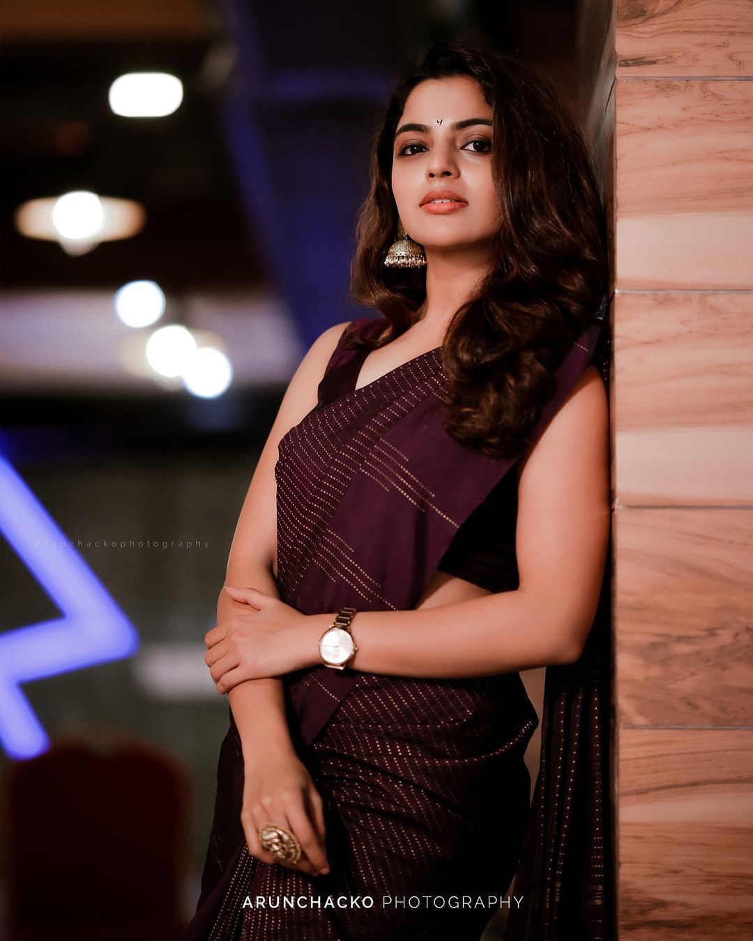 എന്തൊരു ചിരിയാണിത്!! സാരിയിൽ അതിസുന്ദരിയായി നടി നിഖില വിമൽ