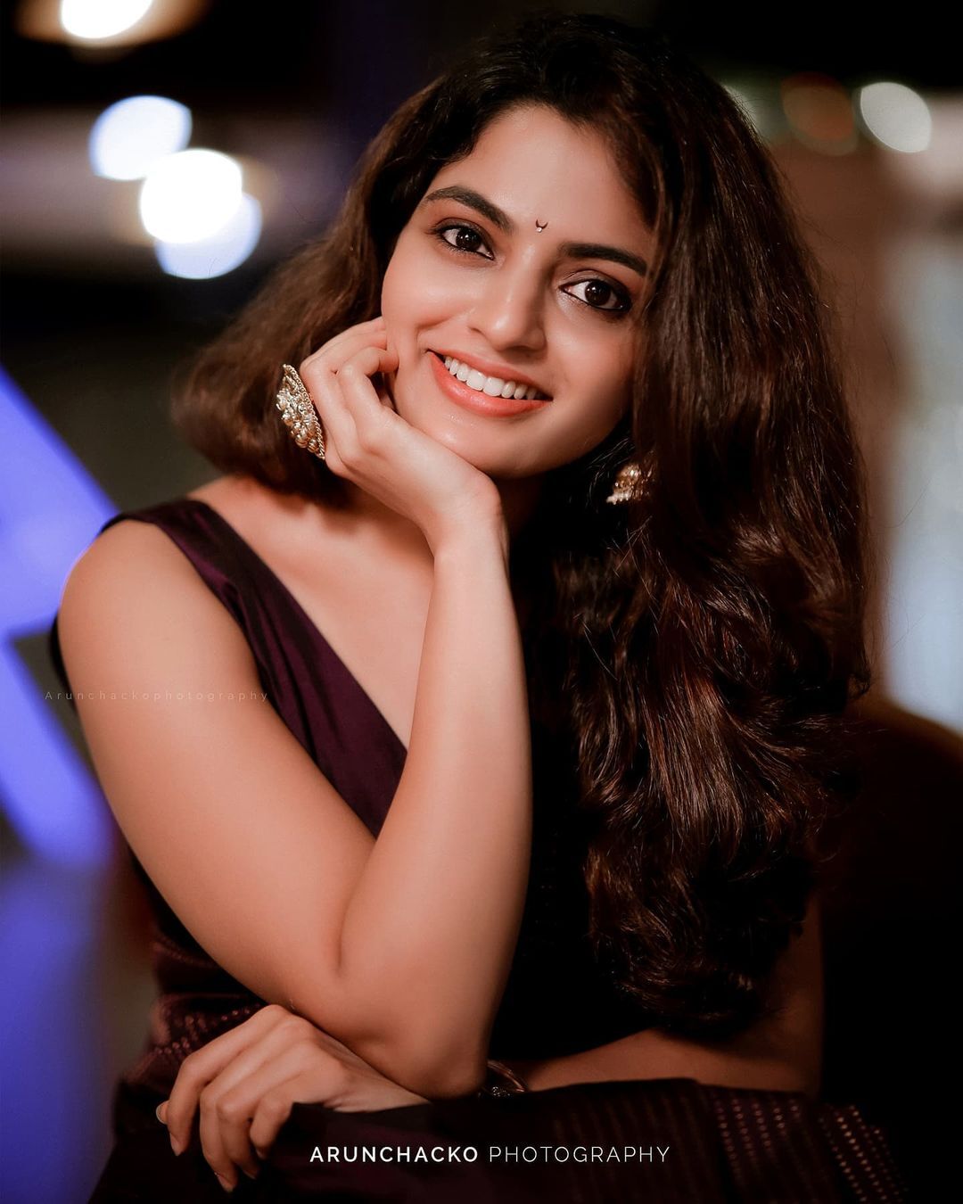 എന്തൊരു ചിരിയാണിത്!! സാരിയിൽ അതിസുന്ദരിയായി നടി നിഖില വിമൽ