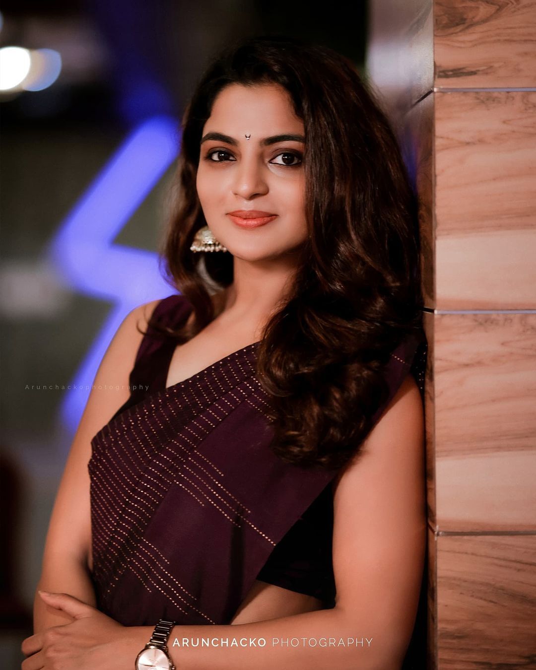 എന്തൊരു ചിരിയാണിത്!! സാരിയിൽ അതിസുന്ദരിയായി നടി നിഖില വിമൽ