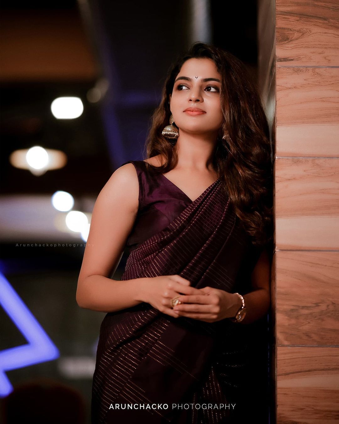 എന്തൊരു ചിരിയാണിത്!! സാരിയിൽ അതിസുന്ദരിയായി നടി നിഖില വിമൽ