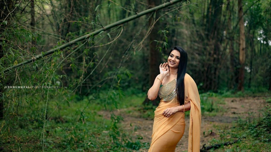 സുമിത്രയുടെ ശത്രു വേദിക ഇത്രയും സുന്ദരിയായിരുന്നോ? താരത്തിന്റെ ചിത്രം വൈറൽ