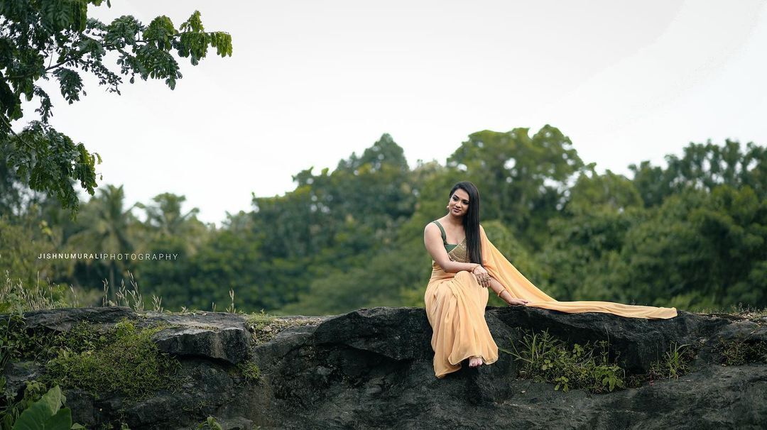 സുമിത്രയുടെ ശത്രു വേദിക ഇത്രയും സുന്ദരിയായിരുന്നോ? താരത്തിന്റെ ചിത്രം വൈറൽ