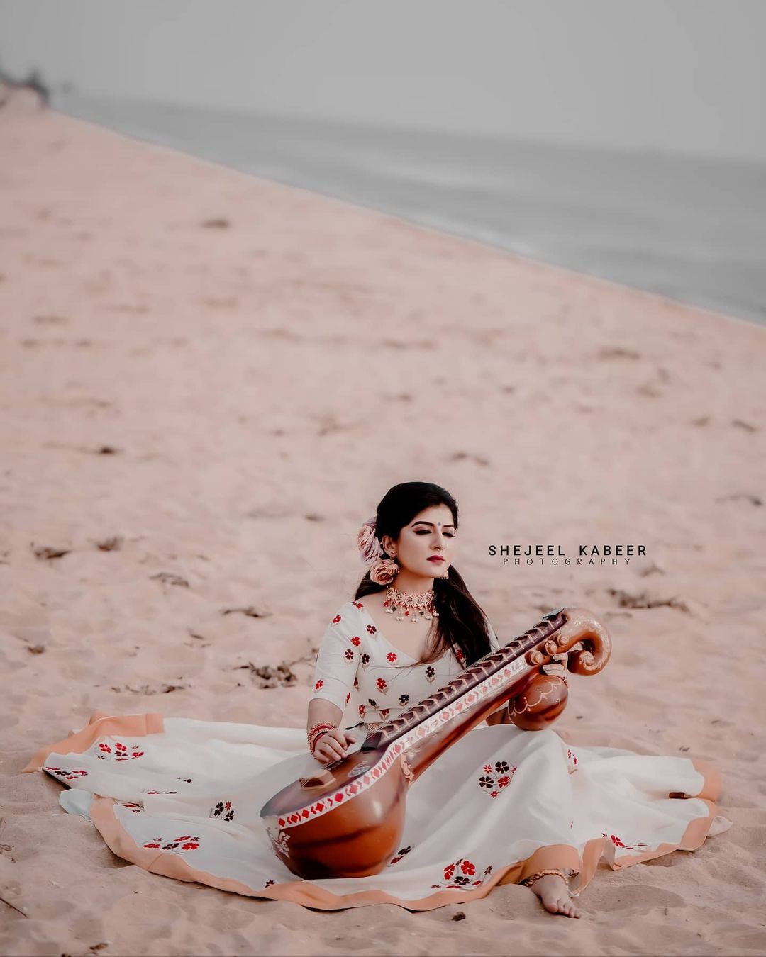 കടല്‍തീരത്ത് വീണ വായിച്ച് ഉപ്പും മുളക് താരം അശ്വതി നായര്‍, ഫോട്ടോഷൂട്ട് വൈറല്‍