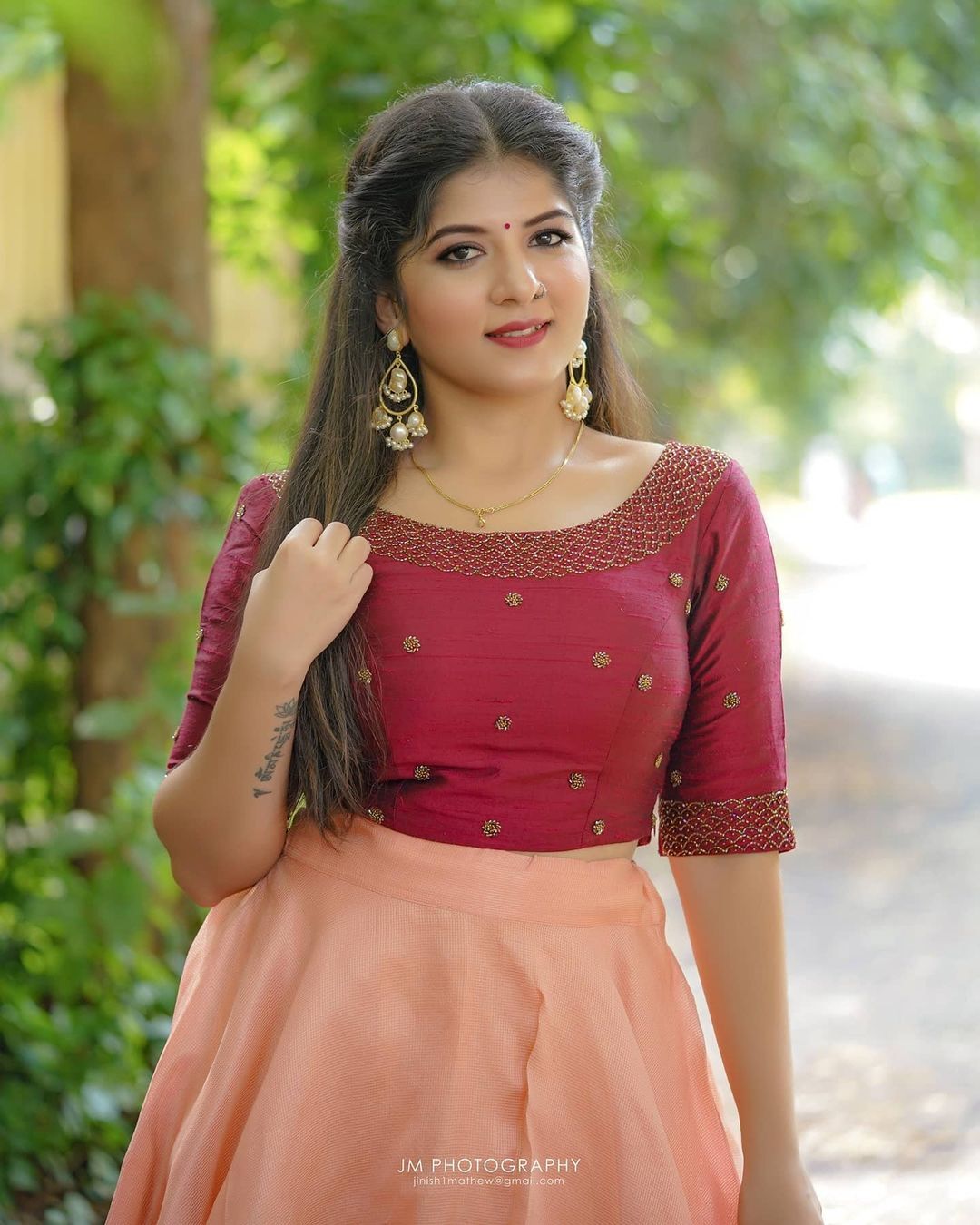 കടല്‍തീരത്ത് വീണ വായിച്ച് ഉപ്പും മുളക് താരം അശ്വതി നായര്‍, ഫോട്ടോഷൂട്ട് വൈറല്‍