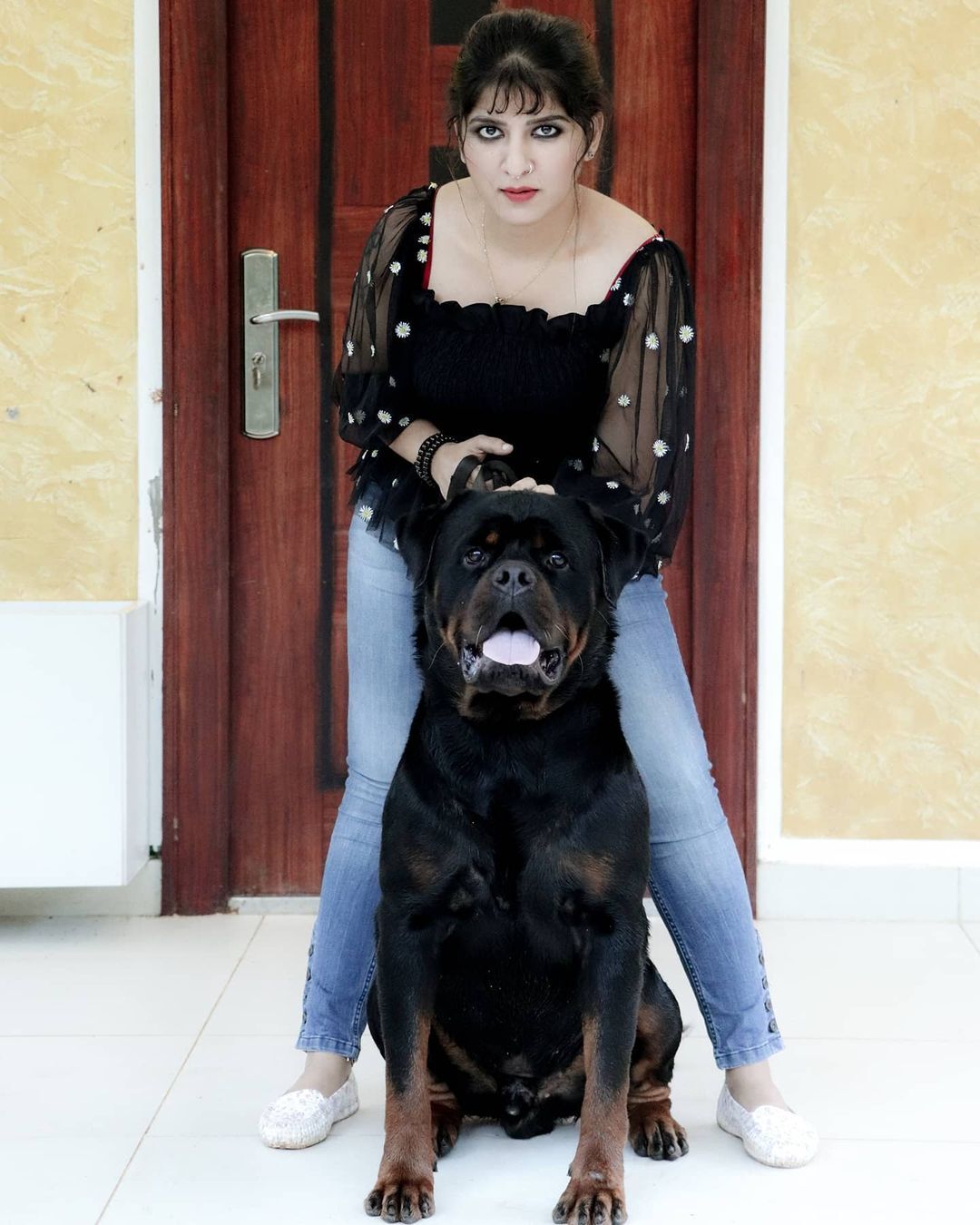 കടല്‍തീരത്ത് വീണ വായിച്ച് ഉപ്പും മുളക് താരം അശ്വതി നായര്‍, ഫോട്ടോഷൂട്ട് വൈറല്‍