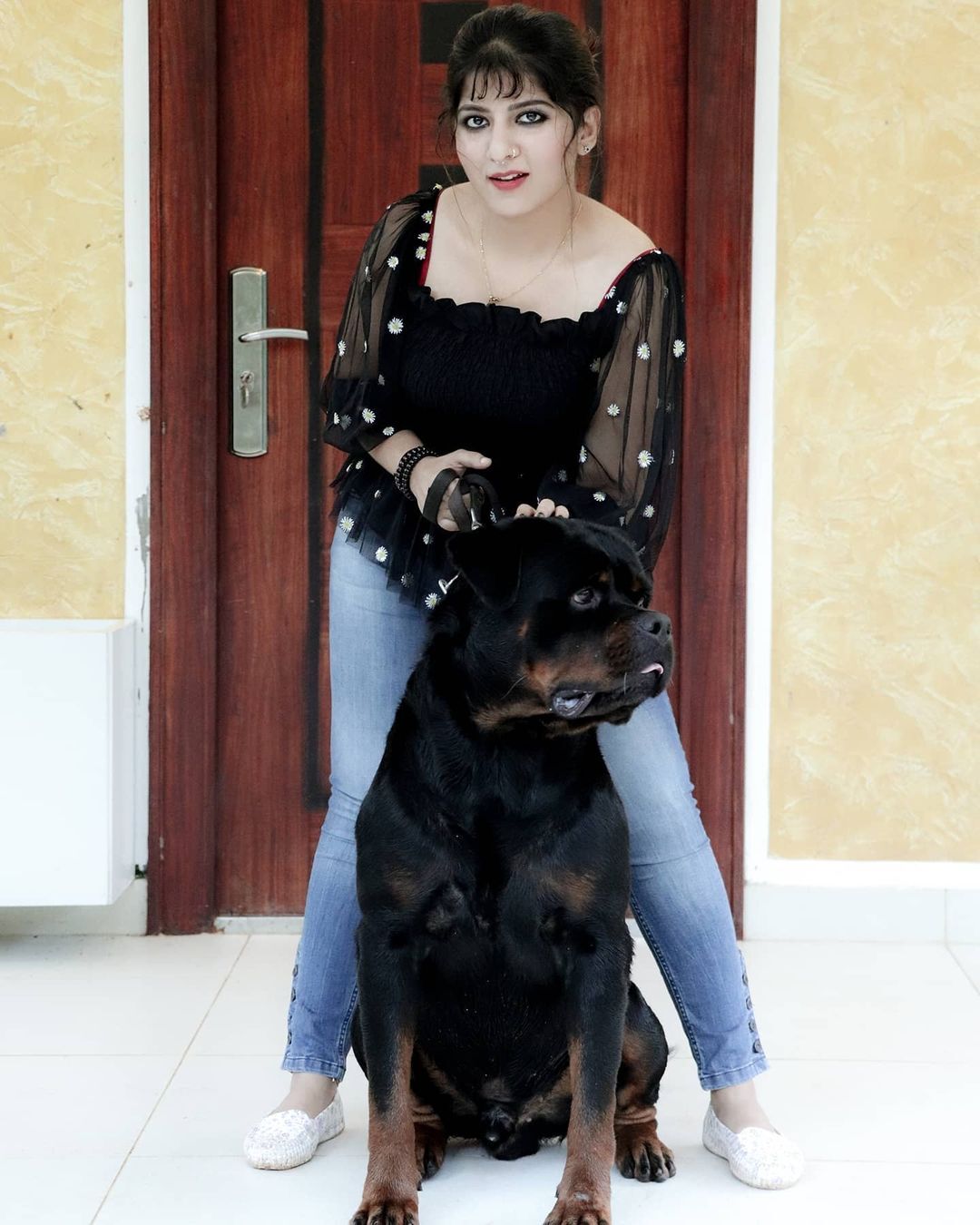 കടല്‍തീരത്ത് വീണ വായിച്ച് ഉപ്പും മുളക് താരം അശ്വതി നായര്‍, ഫോട്ടോഷൂട്ട് വൈറല്‍