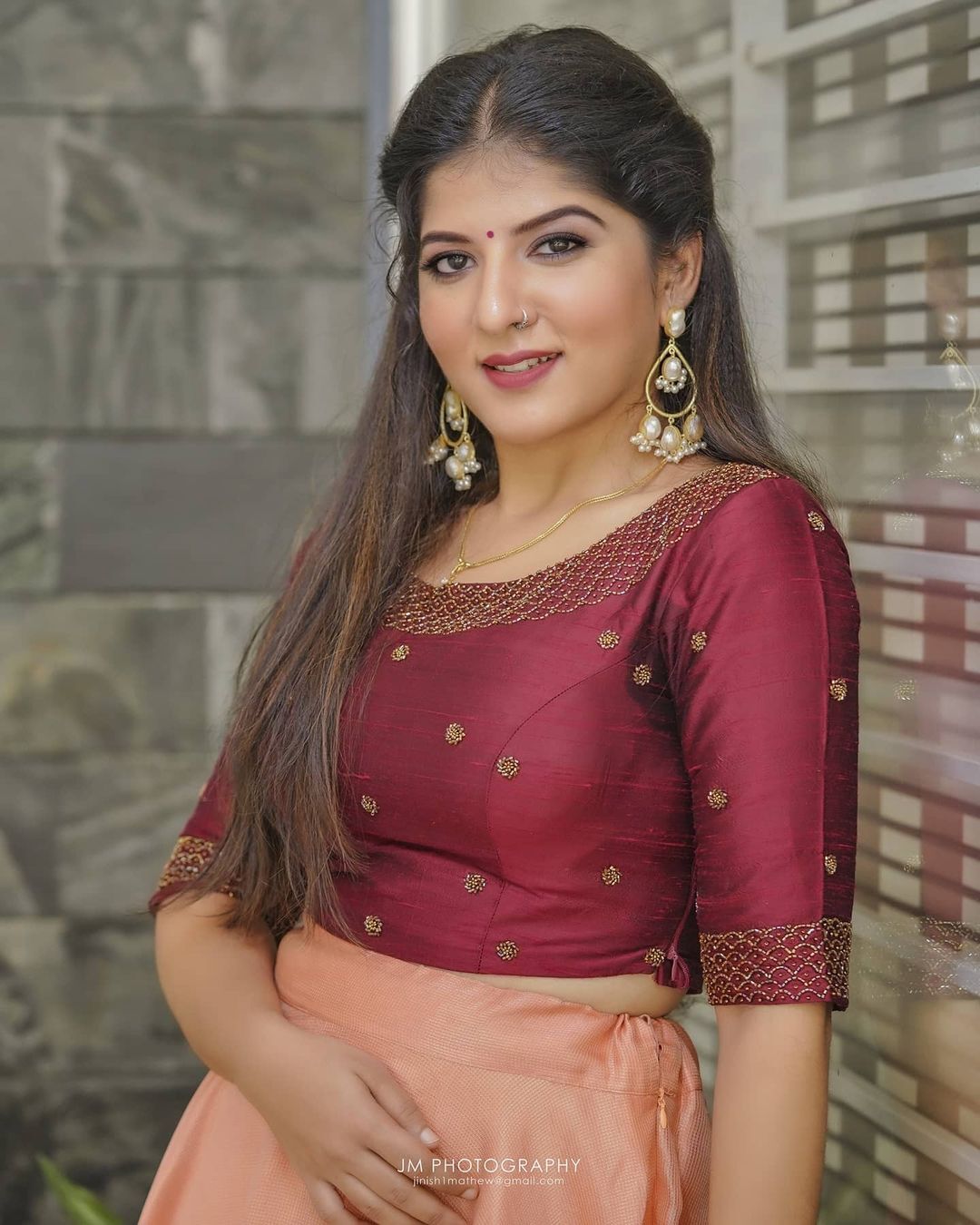 കടല്‍തീരത്ത് വീണ വായിച്ച് ഉപ്പും മുളക് താരം അശ്വതി നായര്‍, ഫോട്ടോഷൂട്ട് വൈറല്‍