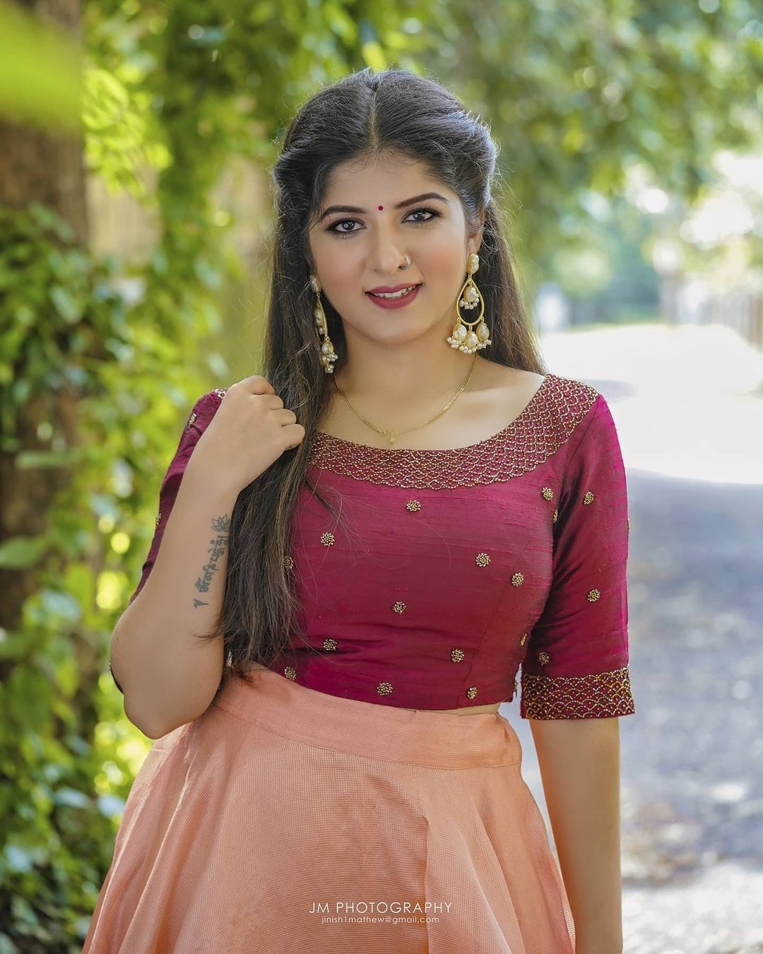 കടല്‍തീരത്ത് വീണ വായിച്ച് ഉപ്പും മുളക് താരം അശ്വതി നായര്‍, ഫോട്ടോഷൂട്ട് വൈറല്‍