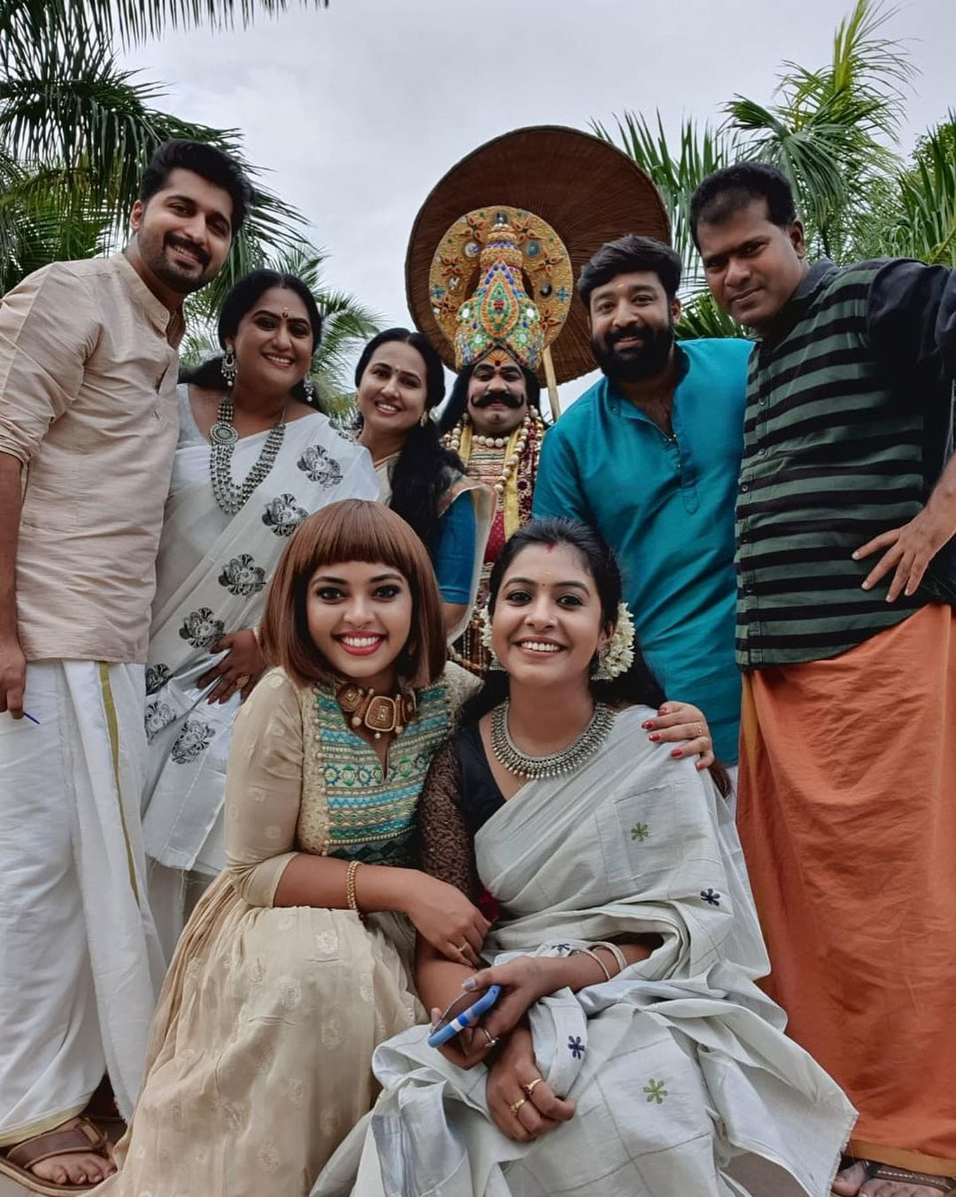 മാവേലിക്കൊപ്പം ആര്‍ത്തുല്ലസിച്ച് 'പൂക്കാലം വരവായി' ടീമിന്റെ ഓണാഘോഷം; വൈറല്‍ ചിത്രങ്ങള്‍ കാണാം