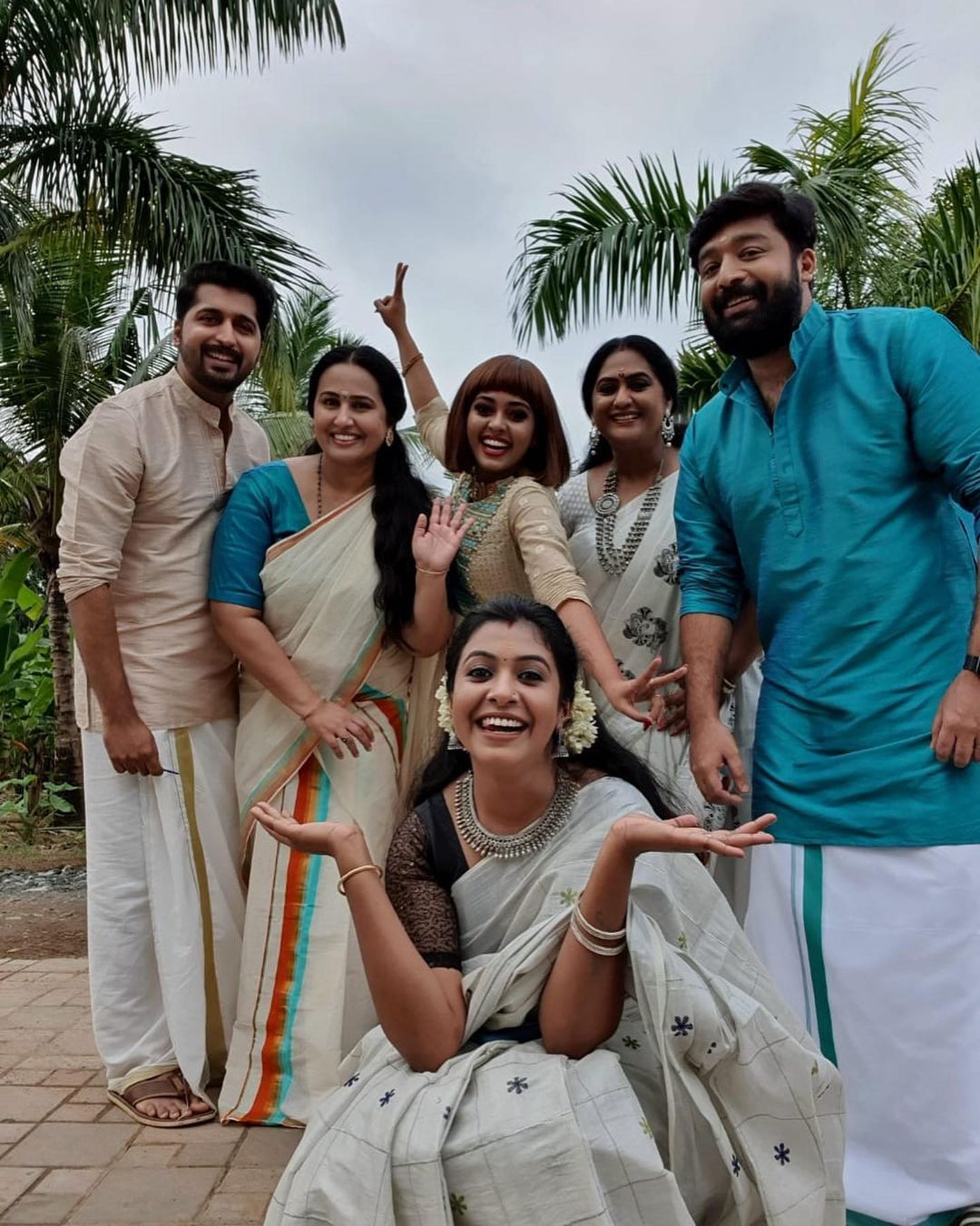 മാവേലിക്കൊപ്പം ആര്‍ത്തുല്ലസിച്ച് 'പൂക്കാലം വരവായി' ടീമിന്റെ ഓണാഘോഷം; വൈറല്‍ ചിത്രങ്ങള്‍ കാണാം