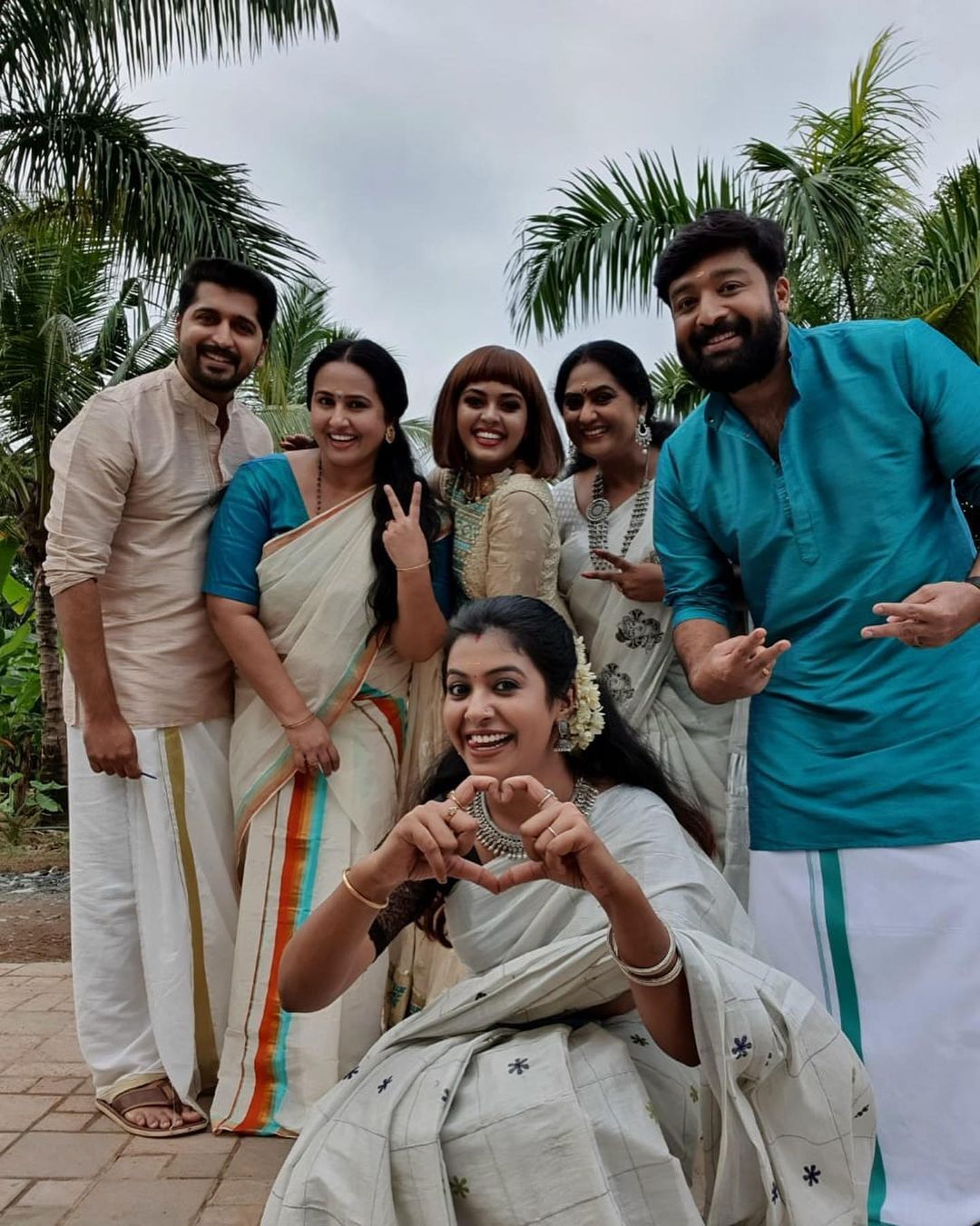 മാവേലിക്കൊപ്പം ആര്‍ത്തുല്ലസിച്ച് 'പൂക്കാലം വരവായി' ടീമിന്റെ ഓണാഘോഷം; വൈറല്‍ ചിത്രങ്ങള്‍ കാണാം