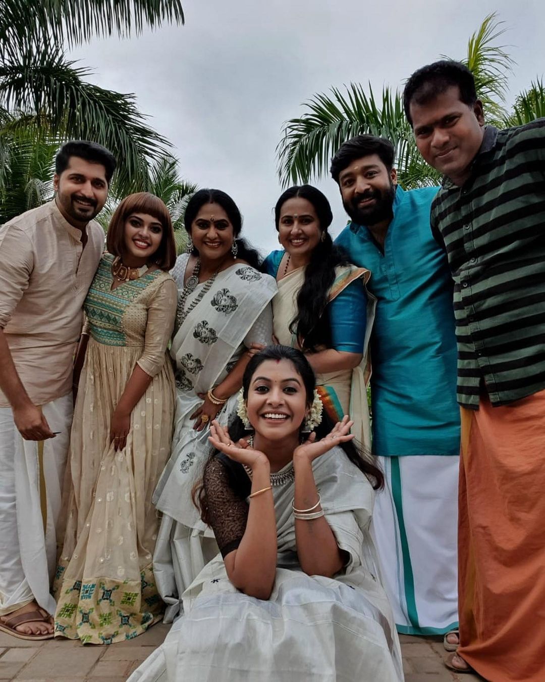 മാവേലിക്കൊപ്പം ആര്‍ത്തുല്ലസിച്ച് 'പൂക്കാലം വരവായി' ടീമിന്റെ ഓണാഘോഷം; വൈറല്‍ ചിത്രങ്ങള്‍ കാണാം